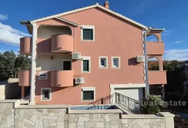 Apartmanska kuća s pogledom na more, Trogir, Famiglia