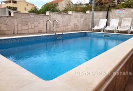 Apartmanska kuća s pogledom na more, Trogir, Famiglia