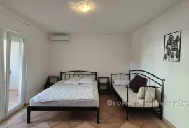 Apartmanska kuća s pogledom na more, Trogir, Famiglia