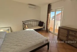 Apartmanska kuća s pogledom na more, Trogir, Famiglia