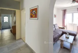 Poslovno apartmanska kuca sa prekrasnim pogledom i blizinom mora, Makarska, Casa