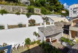 Poslovno apartmanska kuca sa prekrasnim pogledom i blizinom mora, Makarska, Casa