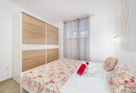 Apartmanska kuća s bazenom, Makarska, بيت