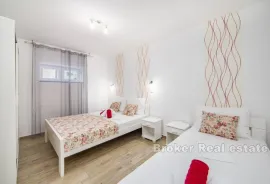 Apartmanska kuća s bazenom, Makarska, بيت