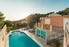 Apartmanska kuća s bazenom, Makarska, بيت