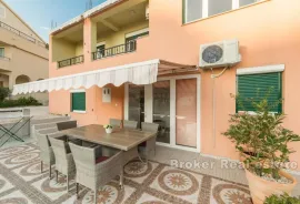 Apartmanska kuća s bazenom, Makarska, بيت