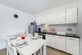 Apartmanska kuća s bazenom, Makarska, بيت