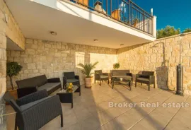 Apartmanska kuća s bazenom, Makarska, بيت