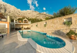 Apartmanska kuća s bazenom, Makarska, بيت