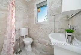 Apartmanska kuća s bazenom, Makarska, بيت