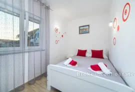 Apartmanska kuća s bazenom, Makarska, بيت