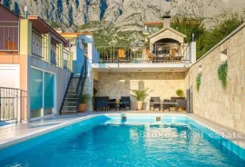 Apartmanska kuća s bazenom, Makarska, بيت