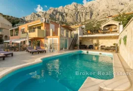 Apartmanska kuća s bazenom, Makarska, بيت