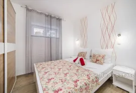 Apartmanska kuća s bazenom, Makarska, بيت