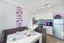 Apartmanska kuća s bazenom, Makarska, بيت