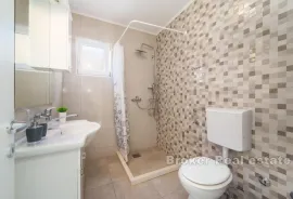 Apartmanska kuća s bazenom, Makarska, بيت