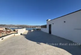 Prostrani penthouse s pogledom na more, Trogir, Appartement