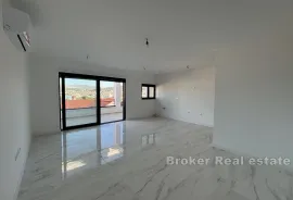 Prostrani penthouse s pogledom na more, Trogir, Appartement