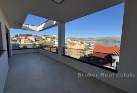 Prostrani penthouse s pogledom na more, Trogir, Appartement