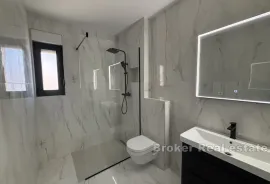 Prostrani penthouse s pogledom na more, Trogir, Appartement