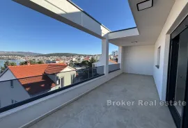 Prostrani penthouse s pogledom na more, Trogir, Appartement