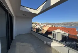 Moderni penthouse s pogledom na more, Trogir, Appartamento