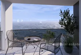 Ekskluzivan penthouse s krovnom terasom u prvom redu do mora, Trogir, Daire