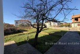 Kuća u samom centru mjesta s djelomičnim pogledom na more, Preko, Haus