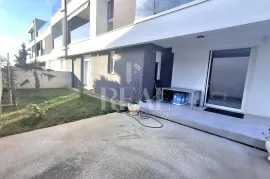 Veli vrh, novi stan 87m2 sa vrtom od 90m2 !, Pula, Apartamento