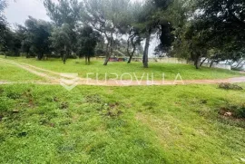 Istra, Banjole zemljište  2700 m2 prvi red do mora s dva legalizirana  objekta 67 m2 i 24 m2, Medulin, Land