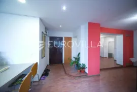 Osijek, Centar, peterosoban stan 182 m2 na zadnjoj etaži, potencijal za Penthouse, Osijek, Wohnung