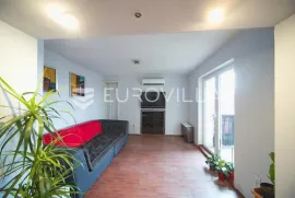 Osijek, Centar, peterosoban stan 182 m2 na zadnjoj etaži, potencijal za Penthouse, Osijek, Wohnung