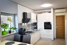 Poreč, okolica, moderan stan sa pogledom na more, Poreč, Appartement