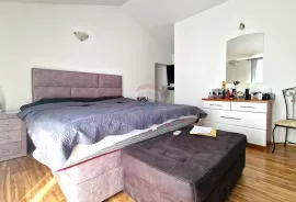 Istra,Momjan okolica-Autohtona kuća s bazenom i apartmanom, Buje, House