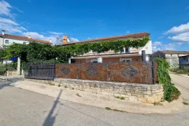 Istra,Momjan okolica-Autohtona kuća s bazenom i apartmanom, Buje, House