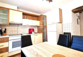 Istra,Momjan okolica-Autohtona kuća s bazenom i apartmanom, Buje, House