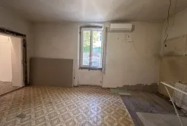 Pula, naselje Stoja, djelomično adaptiran stan, Pula, Apartamento