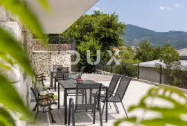 NOVI VINODOLSKI (okolica) - villa 50m od mora s bazenom i garažom, Novi Vinodolski, بيت