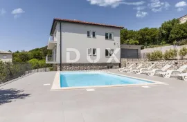 NOVI VINODOLSKI (okolica) - villa 50m od mora s bazenom i garažom, Novi Vinodolski, بيت