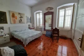 Rovinj - autohtona austrougarska villa 250 m2 u centru grada, Rovinj, Дом