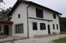 REŠETARI - posjed sa 3 kuće i 9.000 m2 građevinskog zemljišta (dozvola za starački dom), Kastav, بيت