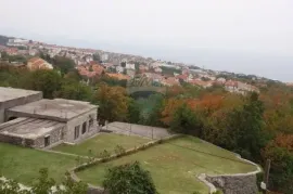 REŠETARI - posjed sa 3 kuće i 9.000 m2 građevinskog zemljišta (dozvola za starački dom), Kastav, بيت