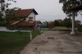 REŠETARI - posjed sa 3 kuće i 9.000 m2 građevinskog zemljišta (dozvola za starački dom), Kastav, بيت