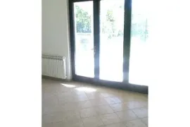 Kuća sa tri stana i 1000 m2 terena, Rijeka, بيت