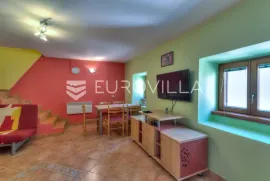 Senj, kuća 102 m2 u starom gradu s lijepim dvorištem i tersom, Senj, House