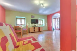 Senj, kuća 102 m2 u starom gradu s lijepim dvorištem i tersom, Senj, House