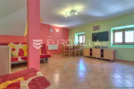 Senj, kuća 102 m2 u starom gradu s lijepim dvorištem i tersom, Senj, House