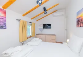 Otok Krk, okolica Dobrinja - prekrasna renovirana autohtona kuća s bazenom, Dobrinj, House