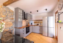 Otok Krk, okolica Dobrinja - prekrasna renovirana autohtona kuća s bazenom, Dobrinj, House