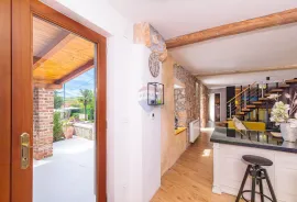 Otok Krk, okolica Dobrinja - prekrasna renovirana autohtona kuća s bazenom, Dobrinj, House